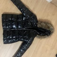 黒の光沢ダウンジャケット（ファー付き）のサムネイル