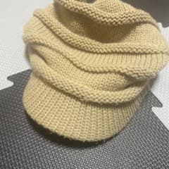 ベージュ ニットキャップ 波状デザインのサムネイル