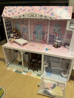 ピンクのドールハウスとドール2体のサムネイル