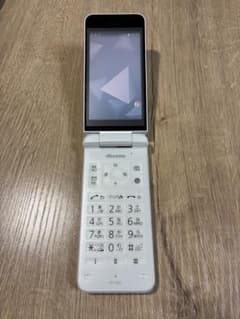 docomo 折りたたみ式携帯電話 ホワイト - メルカリ
