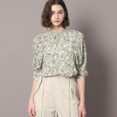 新品未使用品スタンドカラーブラウスドレステリアtomorrowland花柄 新品未使用品スタンドカラーブラウスドレステリアtomorrowland花柄