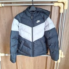 未使用に近い NIKE キッズ 中綿ジャケット フード付き ブラック グレーのサムネイル