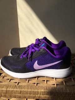 NIKE ナイキ スニーカー　レディース 23.5cm 美品（値下げ中）のサムネイル
