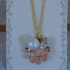 kana様お取り置き用　　ピンクの花のネックレスのサムネイル