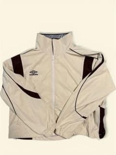 Umbro ベージュ ナイロンジャケット - メルカリ