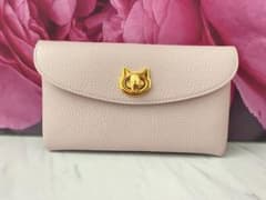 【気まぐれ値下げ】ねこ金具が可愛い♡ フラップウォレット　フルーニャロング ねこ金具が可愛い♡ フラップウォレット フルーニャロング - メルカリ