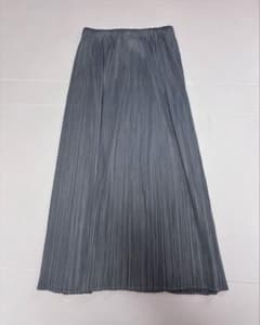 ISSEY MIYAKE グレー プリーツ ロングスカートのサムネイル