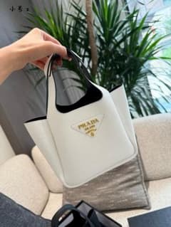 PRADA ホワイト レザー ミニバッグ - メルカリ