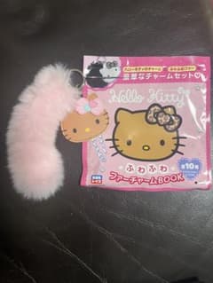 ハローキティ　ふわふわ　ファーチャームBOOK 貝がらリボンのサムネイル