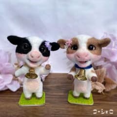 つぶみ様専用　花飾りをつけた黒と茶色の牛　羊毛フェルト　ハンドメイドのサムネイル