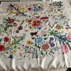 GUCCI グッチ　シルクスカーフ花柄のサムネイル