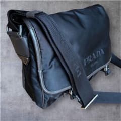 プラダ メッセンジャーバッグ A4収納 三角ロゴ ブラック 斜め掛け ナイロン 美品✨PRADA メッセンジャーバッグ ナイロン 黒 三角プレートロゴ A4