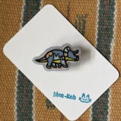 ハンドメイド(小)⁂切り絵ピンズ ／ ピンバッジ ⁂トリケラトプス 恐竜のサムネイル