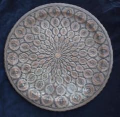 銀色と橙色の花紋イランの飾り銅皿　芯、莟、花弁のモチーフを彫った職人技　価格変更 銀色と橙色の花紋イランの飾り銅皿 芯、莟、花弁のモチーフを彫った