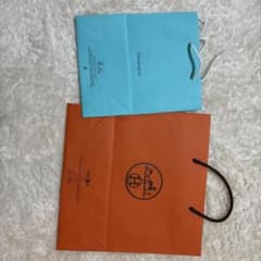 Tiffany & Co. ブルー紙袋とHermès オレンジ紙袋のサムネイル