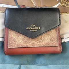 coach 二つ折り財布のサムネイル