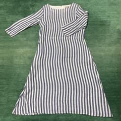 シンプルな麻100%のワンピースのサムネイル