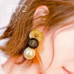 B172…ビンテージボタン　ゴールド×ブラック×パール　イヤリングorピアスのサムネイル
