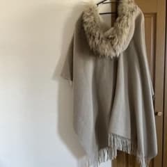 ベージュ フリース ポンチョ ファー付き - メルカリ