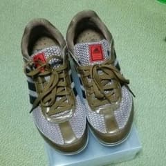 アディダス、スニーカーのサムネイル