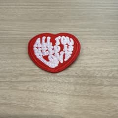 ハート型 ALL YOU NEED IS LOVE ワッペン ブローチのサムネイル