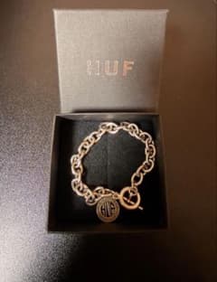 HUF ブレスレット チェーン ロゴチャーム付き - メルカリ