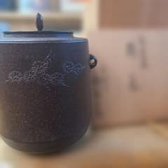 鋳鉄製 黒い茶釜 菊模様 取っ手付き　最終値下げ 鋳鉄製 黒い茶釜 菊模様 取っ手付き 最終値下げ - メルカリ