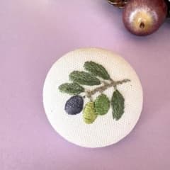 刺繍ブローチ （ヘアゴム ）ハンドメイド くるみボタン　オリーブのサムネイル