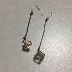 キューブ ピアスのサムネイル