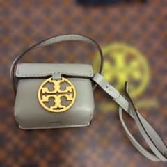 新品TORY BURCH AirPods Proケース ライトグレー【希少】 - メルカリ