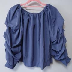 【特価】バルーンスリーブブラウス新品のサムネイル