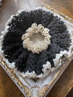 黒と白の編みシュシュ