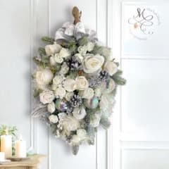 ホワイトローズのラグジュアリークリスマスリース (L)上品な冬の贈り物