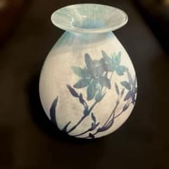 ガラス製花器 コバルトブルー 花 絵柄 切り絵 彫刻 ガラス - メルカリ