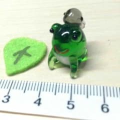 ガラス製のおたまじゃくしを背負ったかえるのサムネイル