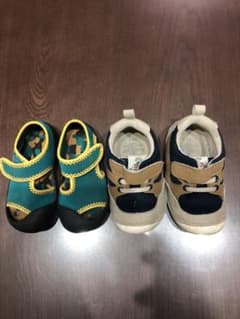スニーカー　adidasサンダルのサムネイル