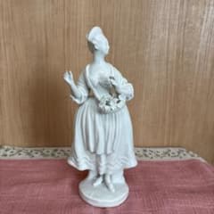 アウガルテン(AUGARTEN)白磁のフィギュリン「花売り娘」 - メルカリ
