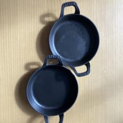 ｛最終値下げ｝STAUB ラウンドディッシュ　グレー　16センチ２枚セットのサムネイル