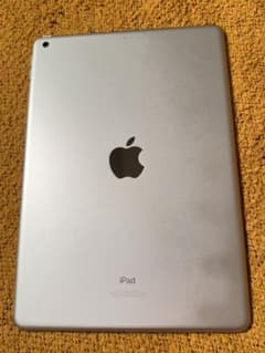 Apple iPad 9世代シルバー 【美品】　ケース付きのサムネイル