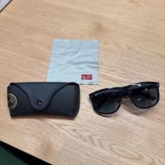 Ray-Ban ブラックサングラス ケース付きのサムネイル