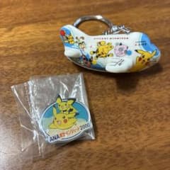 【当時物・美品】ANAポケモンジェット2点（陶器製キーホルダー＆ピンバッジ）のサムネイル