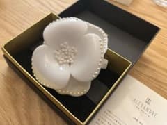 アレクサンドルドゥパリ　パールでできたカメリアバレッタ　ホワイト アレクサンドルドゥパリ パールでできたカメリアバレッタ ホワイト