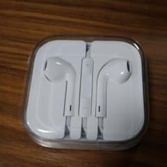 iPhoneイヤホン　純正品　新品未開封のサムネイル