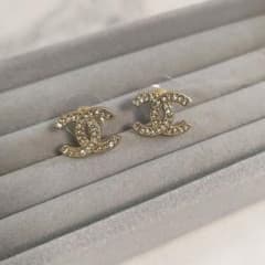 シャネル　ピアス　ノベルティ　ゴールド　ビジュー CHANEL ノベルティ ピアス ゴールド CCロゴ ビジューピアス - メルカリ