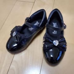 【値下げ中】18cm　フォーマル　シューズ　黒　ビジュー　リボンのサムネイル