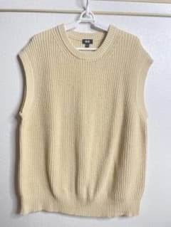 UNIQLO ニットベスト ベージュ Lサイズ シンプルのサムネイル