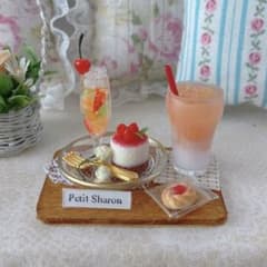 ミニチュアスイーツ フルーツゼリーとプチベリームース・アイスカフェオレのセットのサムネイル