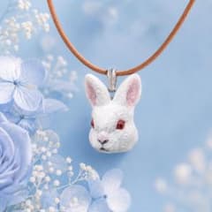 ネザーランドドワーフ　ペンダント　白　赤目　うさぎ　｜　瞳きらめく動物ペンダントのサムネイル