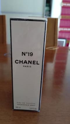 CHANELのNo.19の香水。未開封。のサムネイル