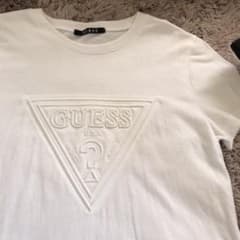 GUESS t-シャツのサムネイル